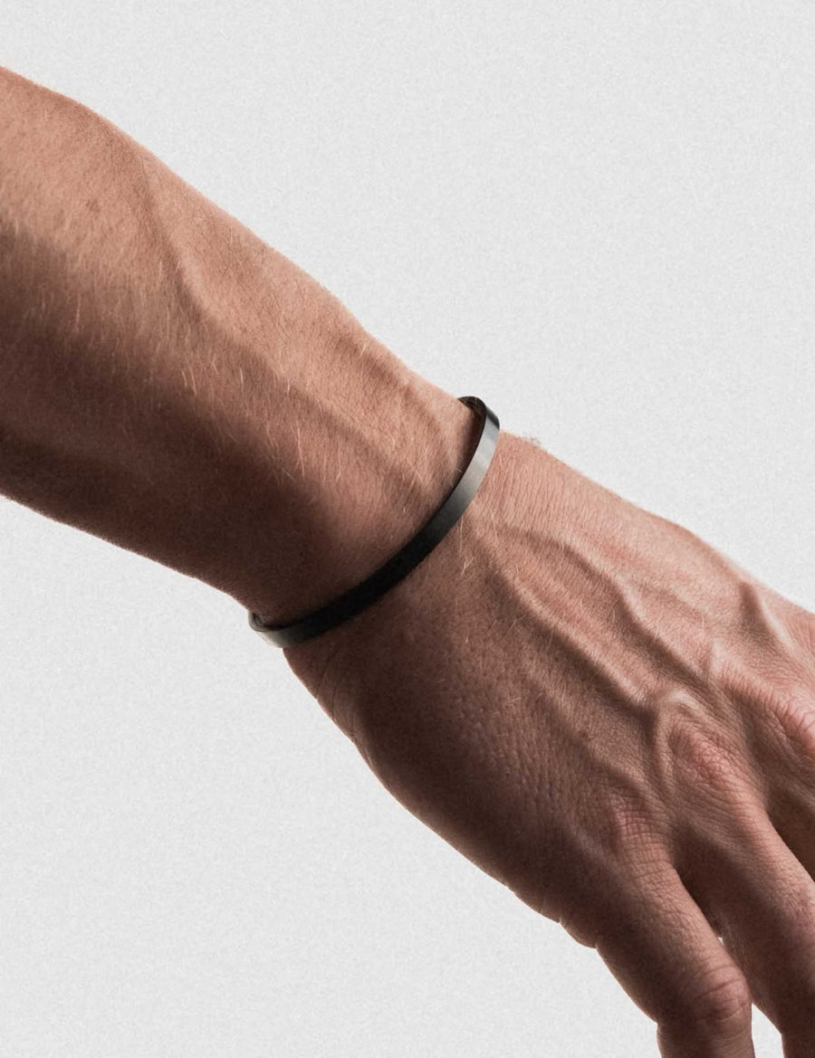 Minimal One-Size Cuff — Black