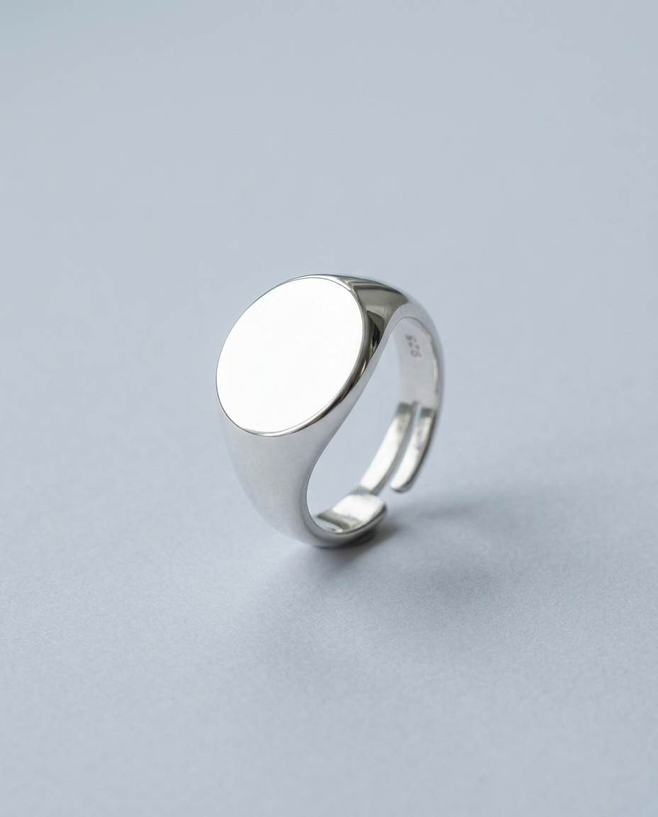 One-Size Signet Ring in polished silver