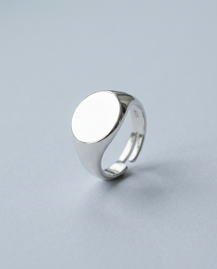 One-Size Signet Ring in polished silver