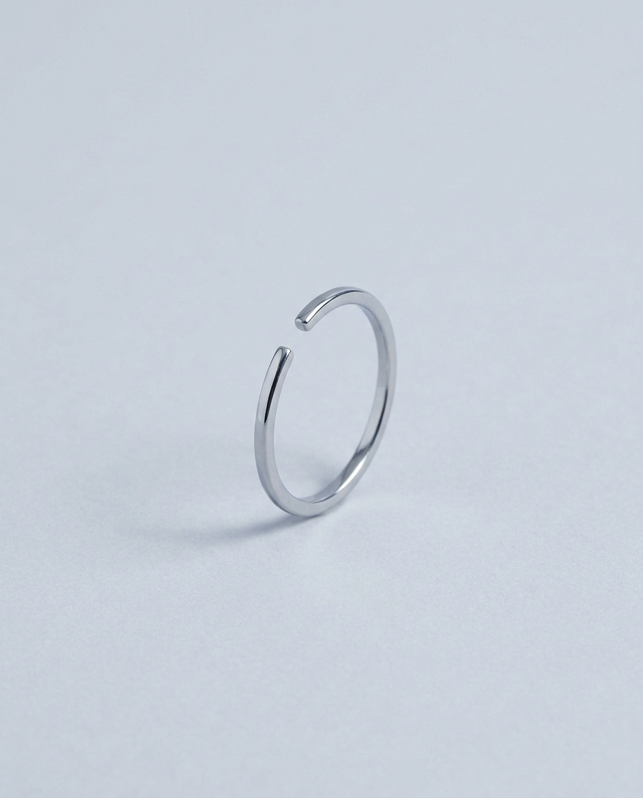 One-Size Ring in polished silver
